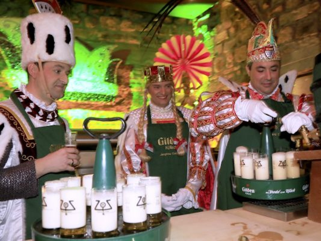 Das Kölner Dreigestirn beim Kölsch zapfen.