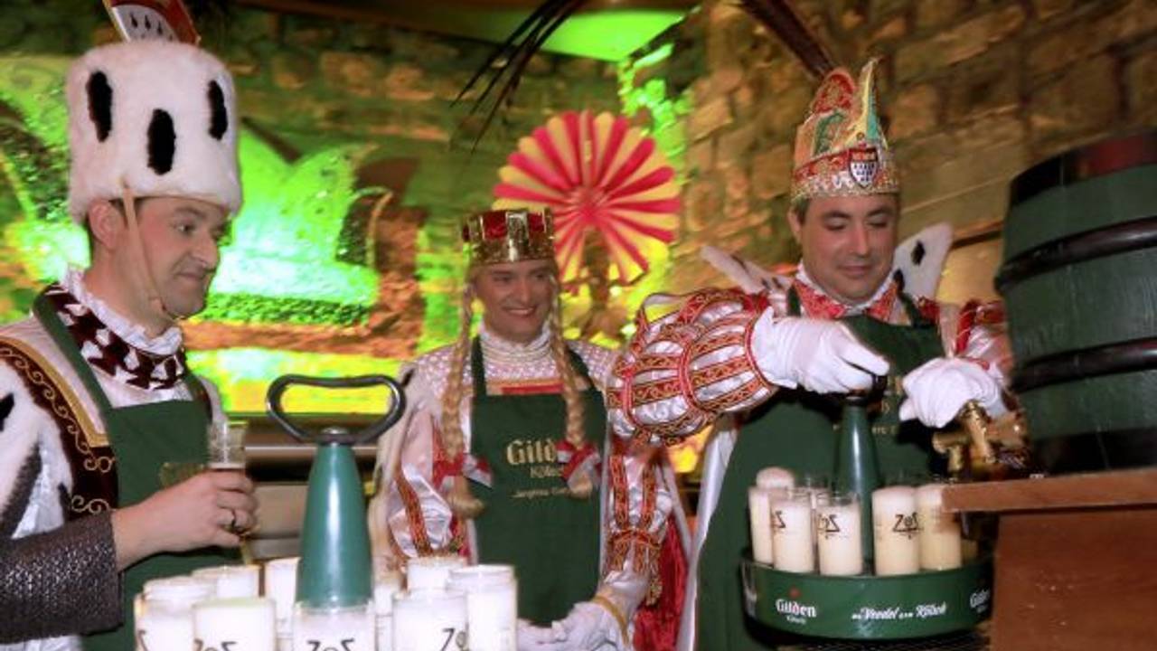 Das Kölner Dreigestirn beim Kölsch zapfen.