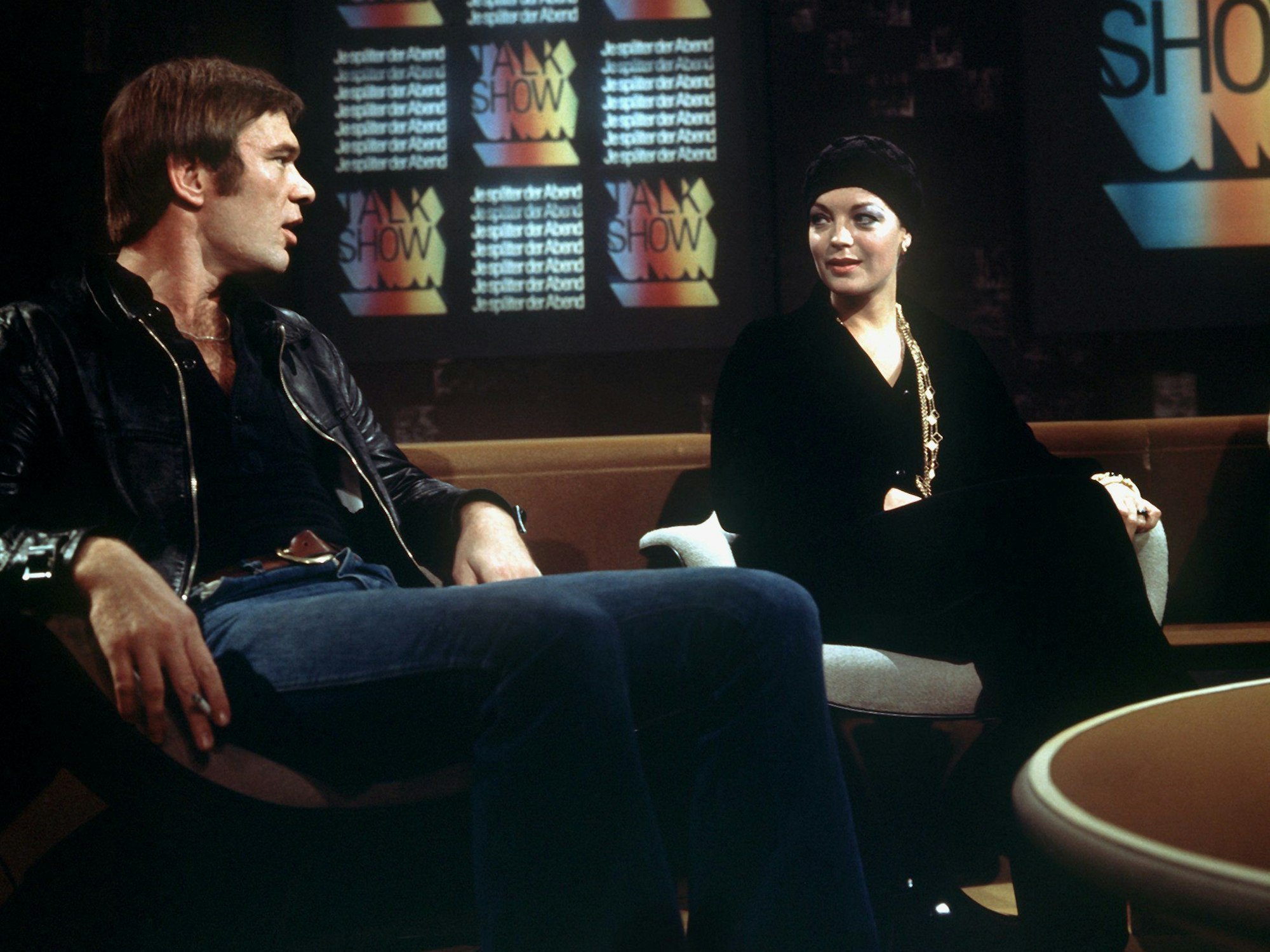 Romy Schneider und Burkhard Driest sind am 30. Oktober 1974 zu Gast in der WDR-Talkshow „Je später der Abend“.