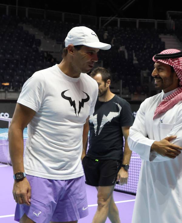 Jannik Sinner und Rafael Nadal unterhalten sich mit einem Scheich.