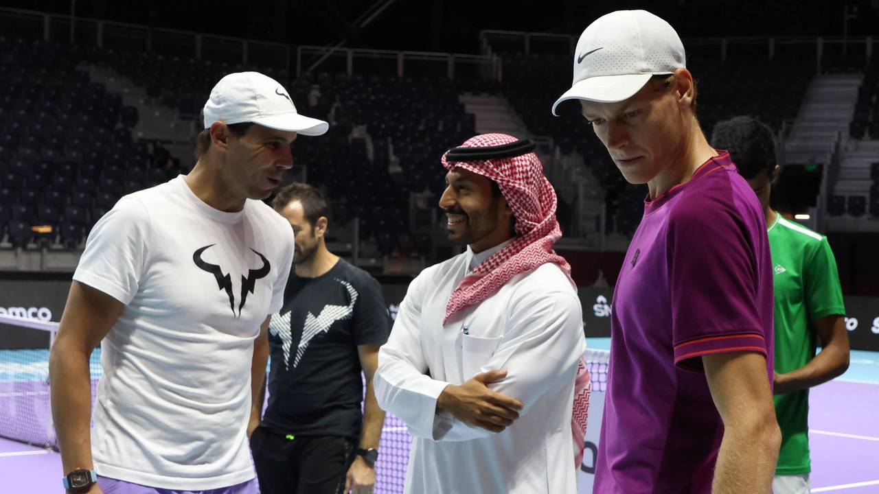 Jannik Sinner und Rafael Nadal unterhalten sich mit einem Scheich.
