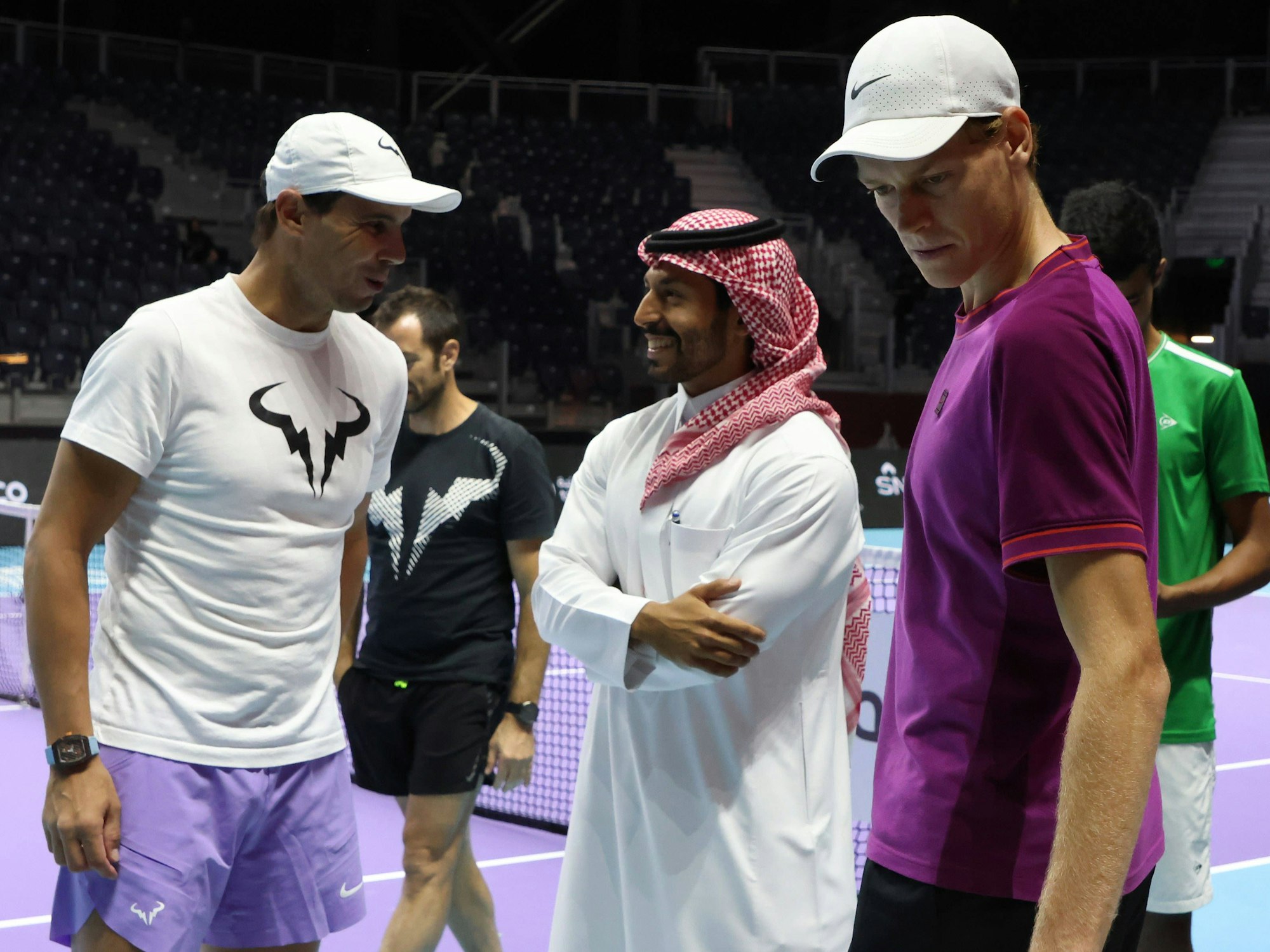 Jannik Sinner und Rafael Nadal unterhalten sich mit einem Scheich.