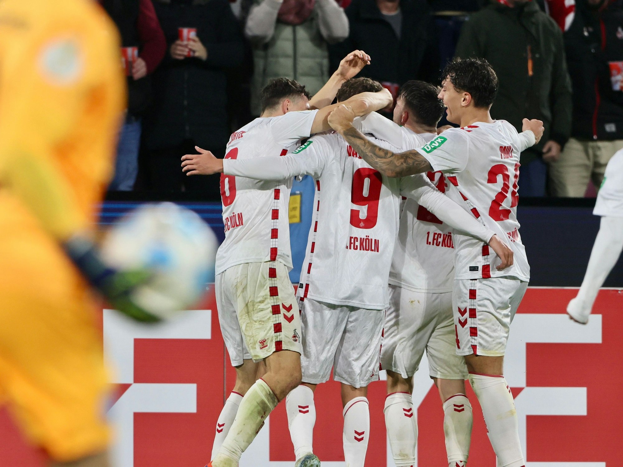 Die FC-Profis jubeln über den 3:0-Sieg gegen Holstein Kiel in der 2. Runde des DFB-Pokals. (Foto: 29. Oktober 2024)