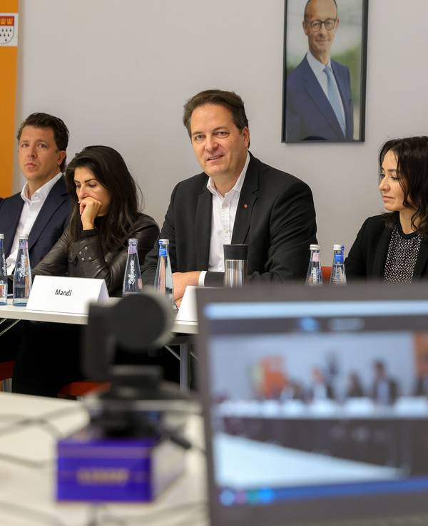 Der Kölner CDU-Vorstand sitzt nebeneinander bei einer Pressekonferenz.