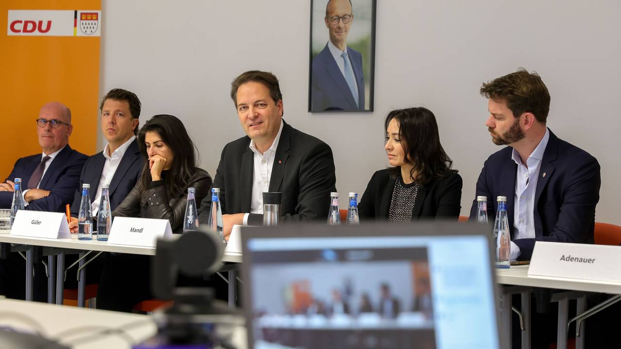 Der Kölner CDU-Vorstand sitzt nebeneinander bei einer Pressekonferenz.