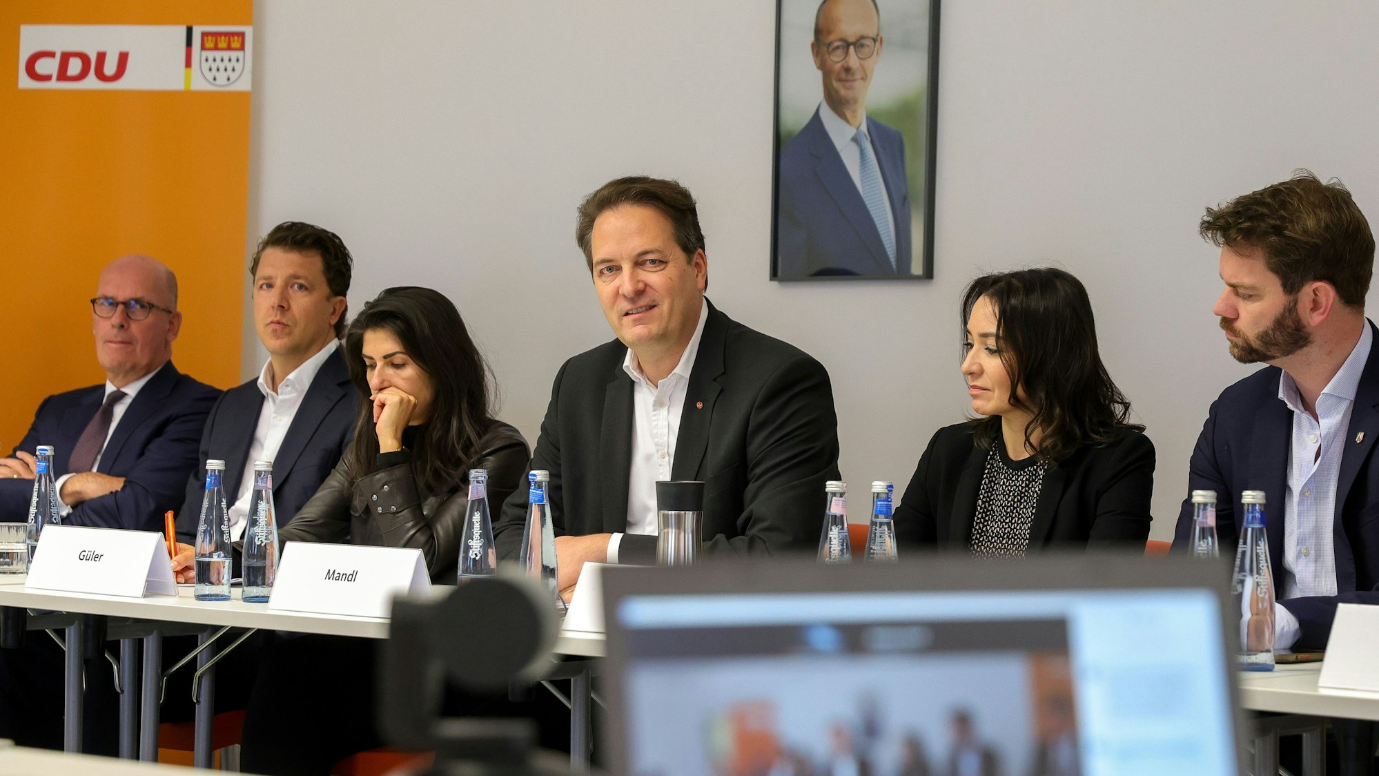 Der Kölner CDU-Vorstand sitzt nebeneinander bei einer Pressekonferenz.