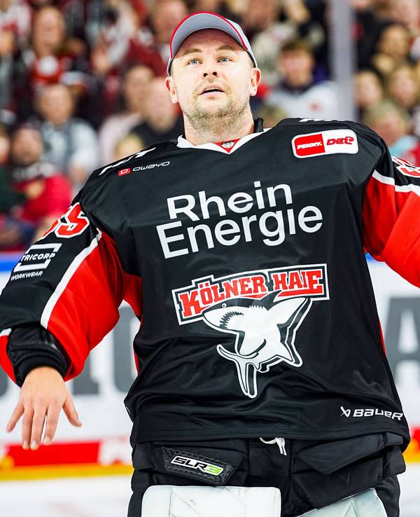 Goalie Julius Hudacek feiert mit den Fans.