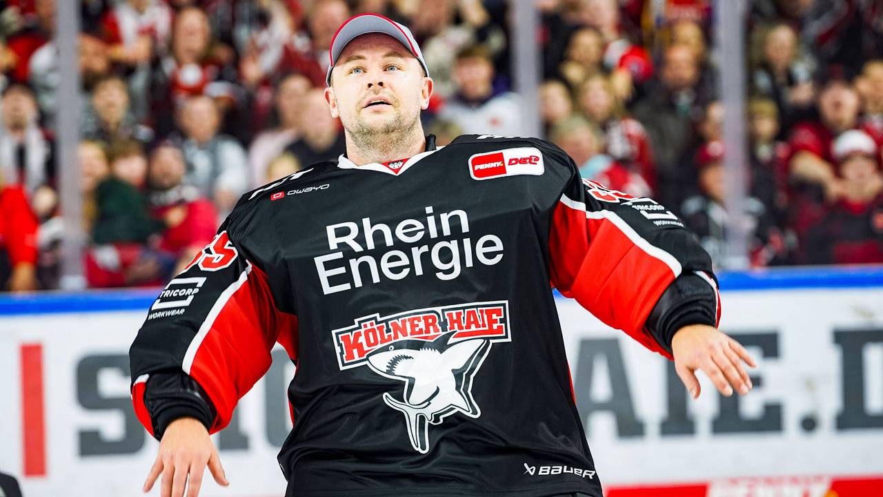 Goalie Julius Hudacek feiert mit den Fans.