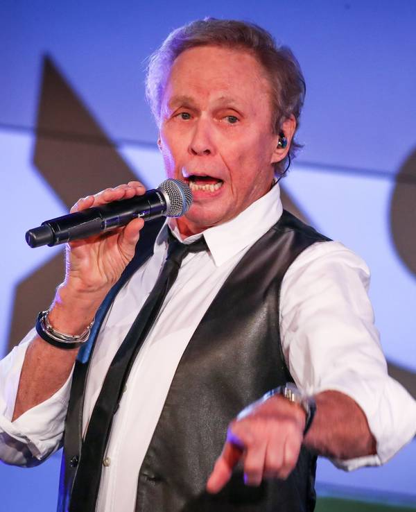 Sänger Peter Kraus singt bei der SWR4 Veranstaltung „Gläserne Vier“ in der SpardaWelt.