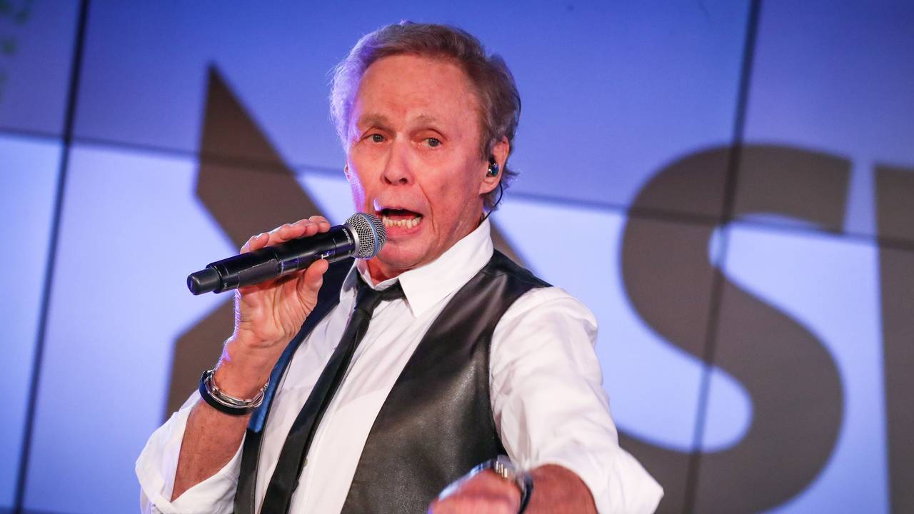 Sänger Peter Kraus singt bei der SWR4 Veranstaltung „Gläserne Vier“ in der SpardaWelt.