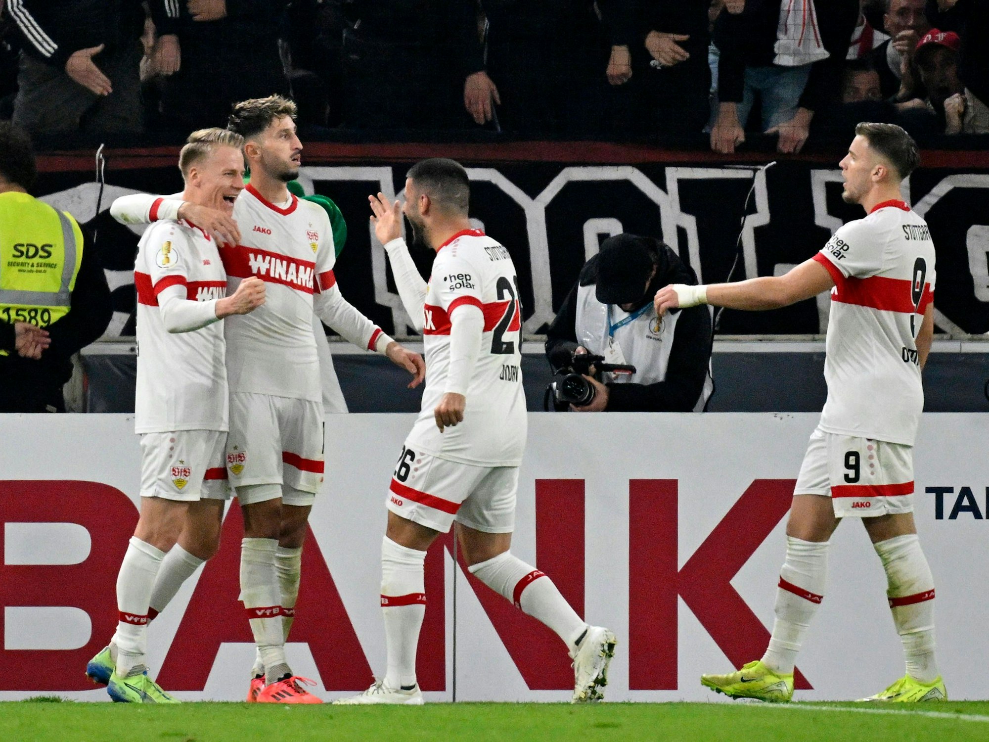 Chris Führich, Atakan Karazor, Deniz Undav und Ermedin Demirovic (v.l.) jubeln gemeinsam.