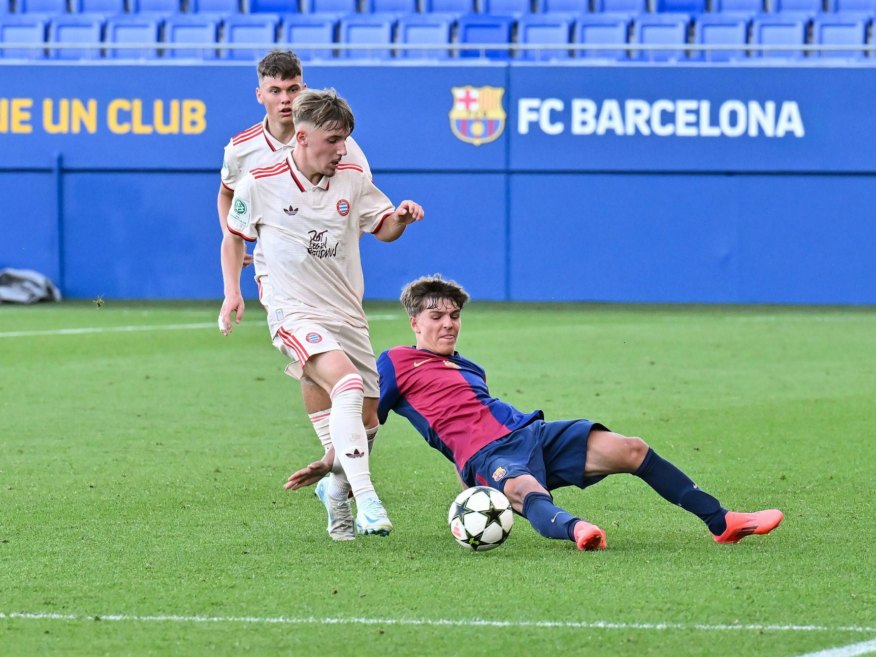 Bayerns Lennart Karl in der Uefa Youth League gegen den FC Barcelona.