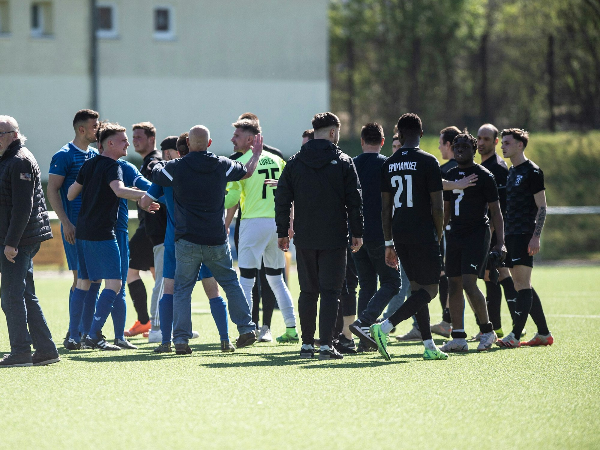 Fußballspieler streiten sich auf dem Platz.