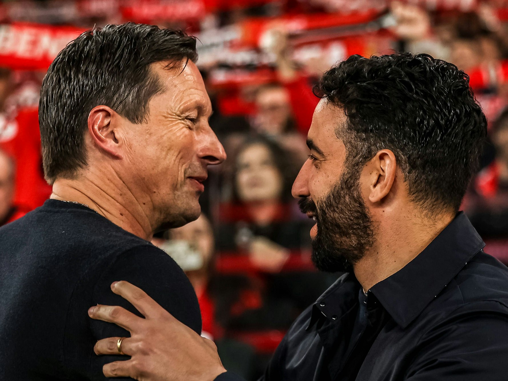 Roger Schmidt und Ruben Amorim (r.) begrüßen sich.