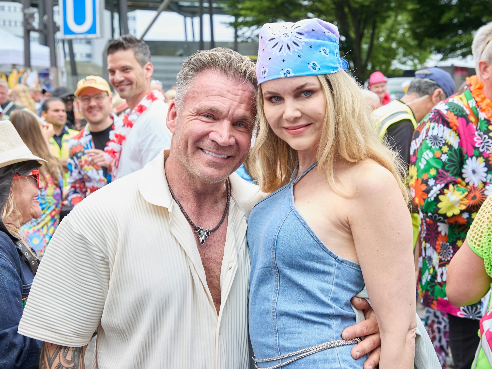 Reality-TV-Persönlichkeit Peter Klein und Schauspielerin Yvonne Woelke, hier im Mai 2024 beim Hamburger Schlagermove