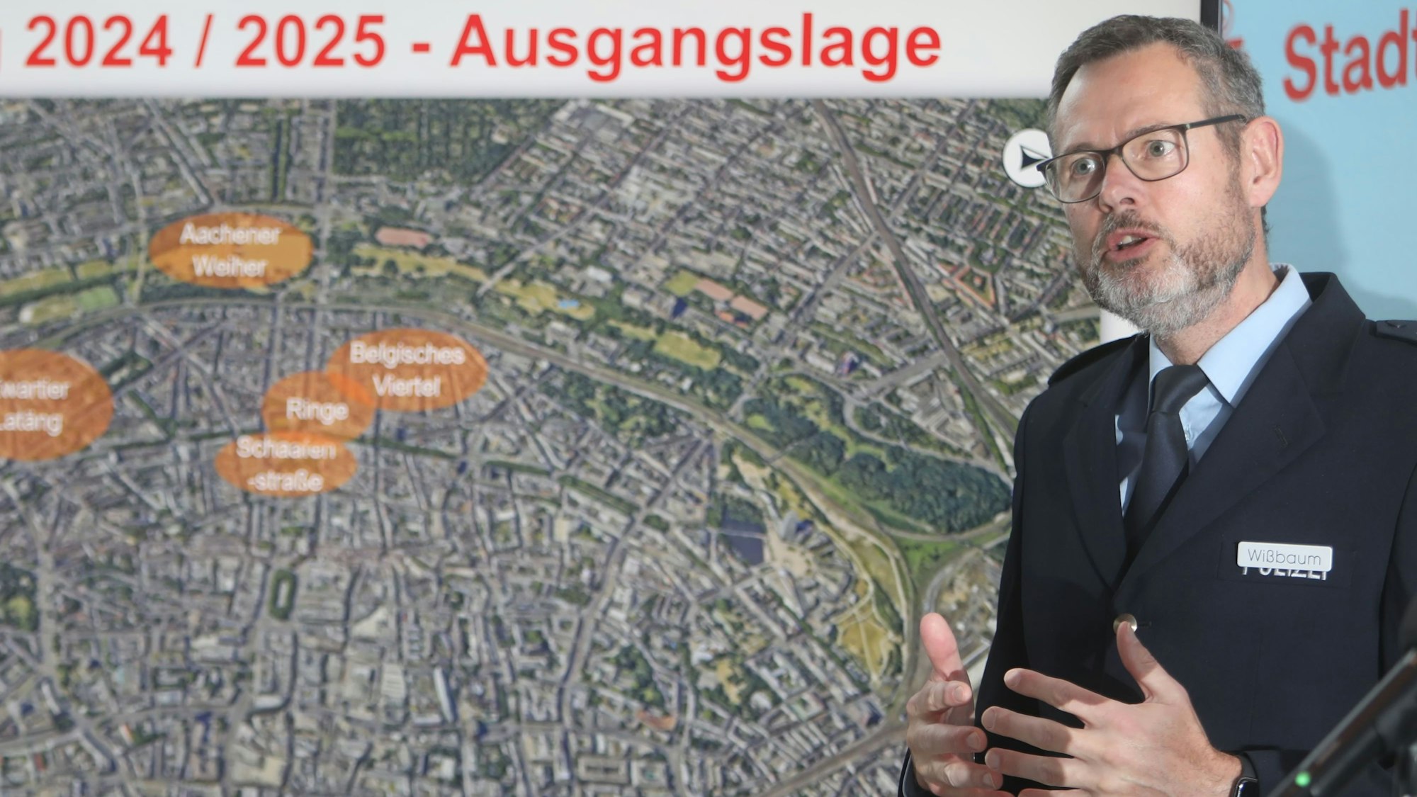 Der Einsatzleiter der Polizei Köln am 11.11., Frank Wißbaum, bei der PK.