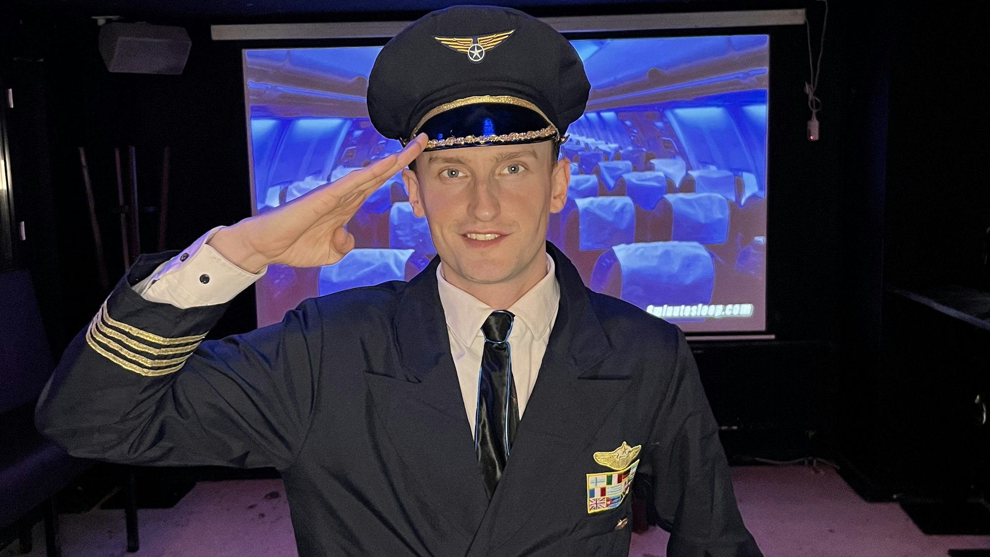 Patrick Bensch ist mit seinem NPC-Stream ziemlich erfolgreich. Dabei verkleidet er sich als Pilot.