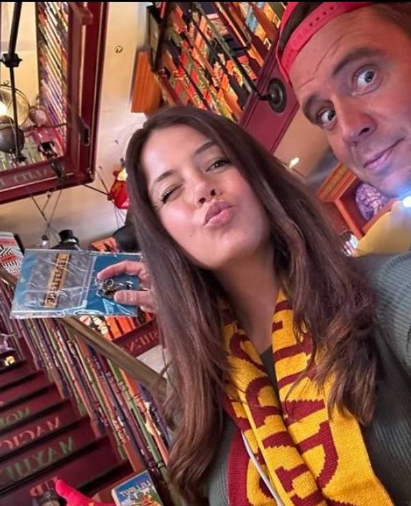Lorenz Büffel und seine Partnerin Emily sind wieder Eltern geworden. Das Selfie teilte der Ballermannsänger am 10. Januar 2024 auf seinem Instagramkanal.