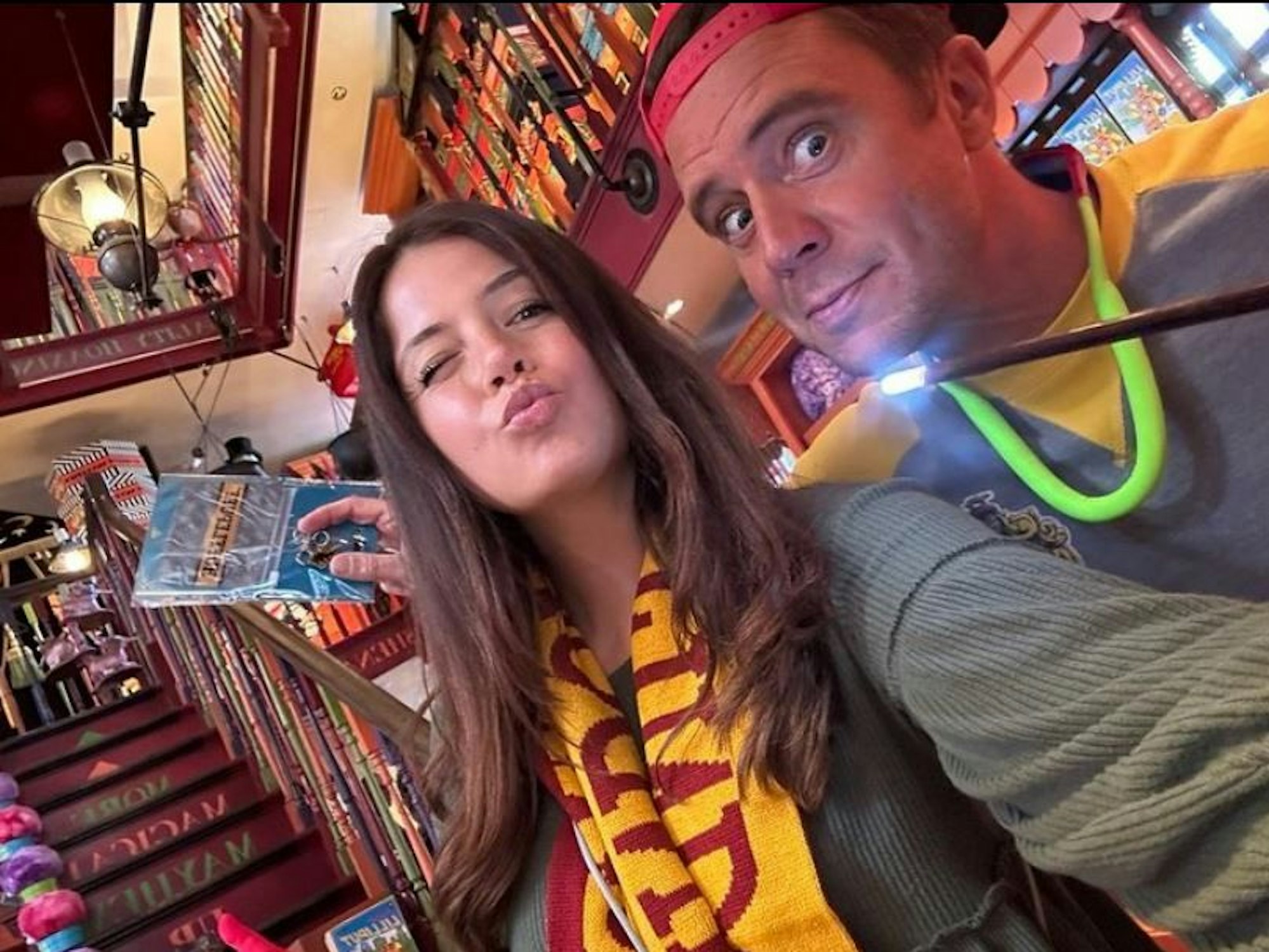 Lorenz Büffel und seine Partnerin Emily sind wieder Eltern geworden. Das Selfie teilte der Ballermannsänger am 10. Januar 2024 auf seinem Instagramkanal.