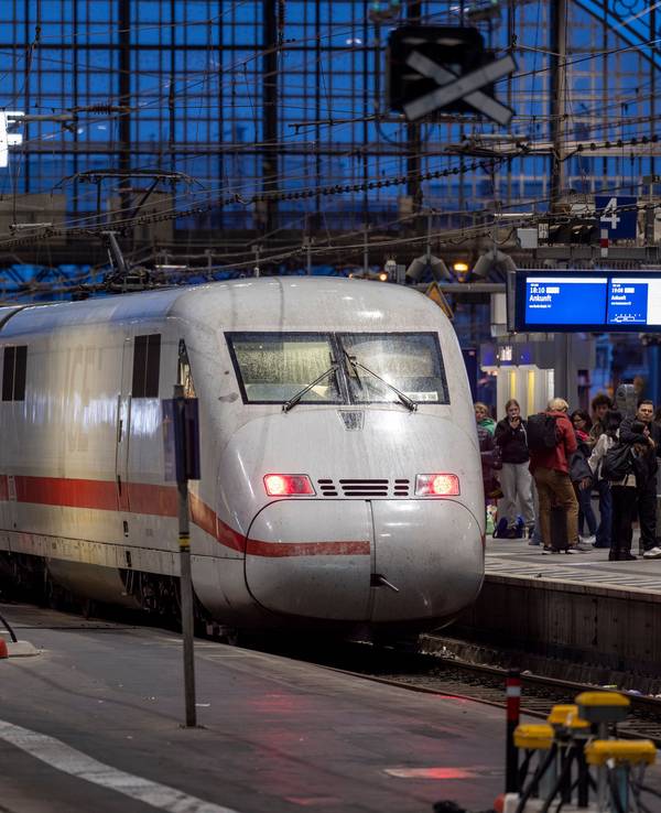 Ein ICE hält im Kölner Hauptbahnhof.