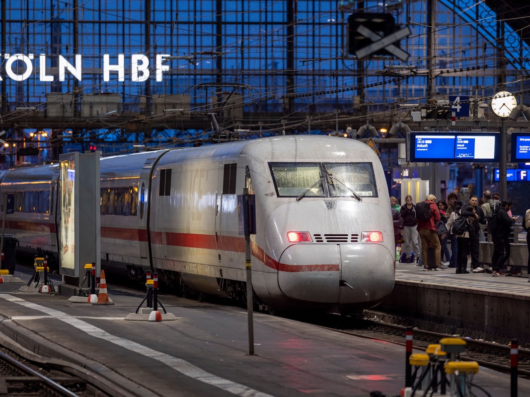Ein ICE hält im Kölner Hauptbahnhof.
