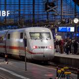Ein ICE hält im Kölner Hauptbahnhof.