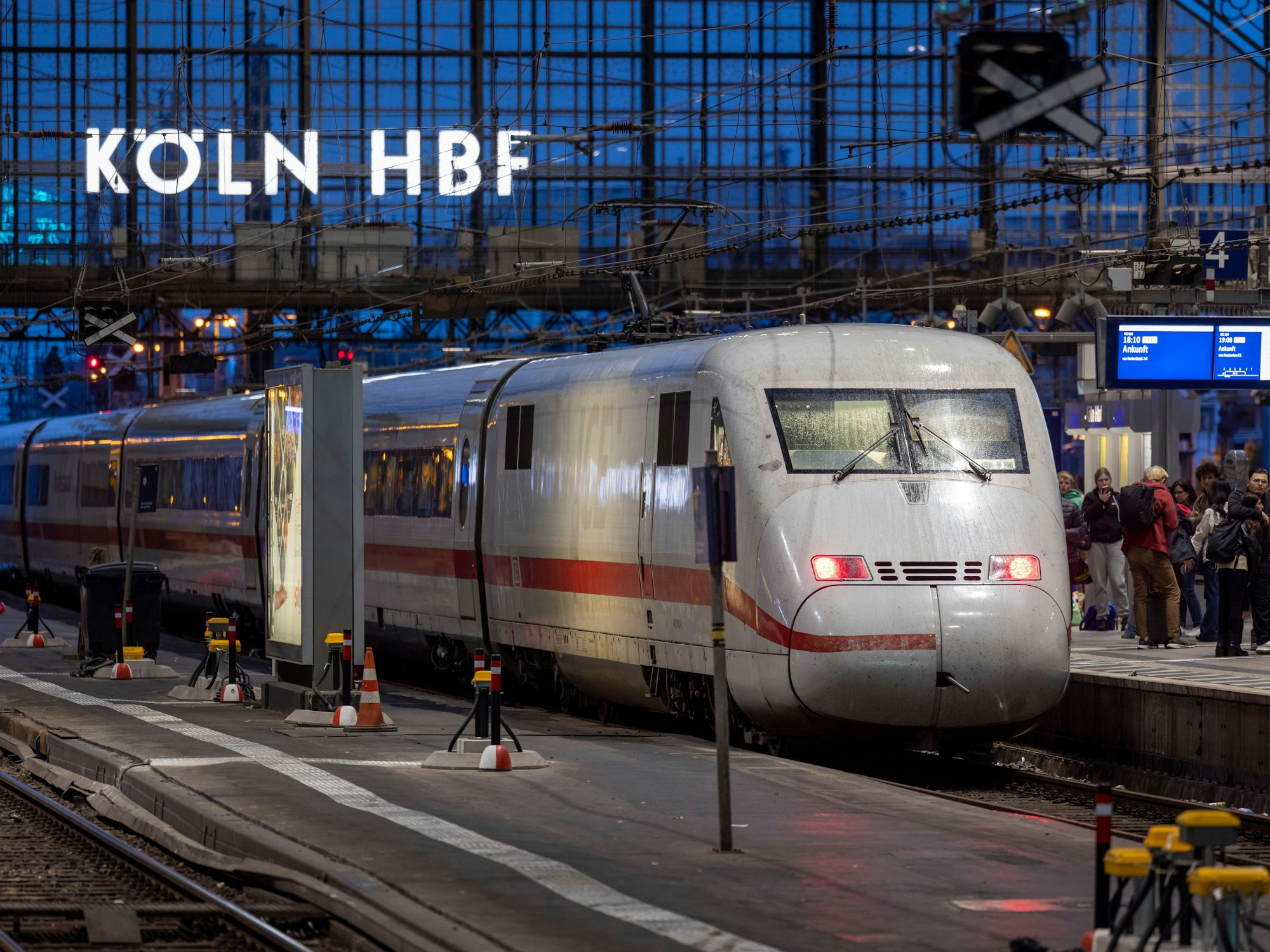 Ein ICE hält im Kölner Hauptbahnhof.