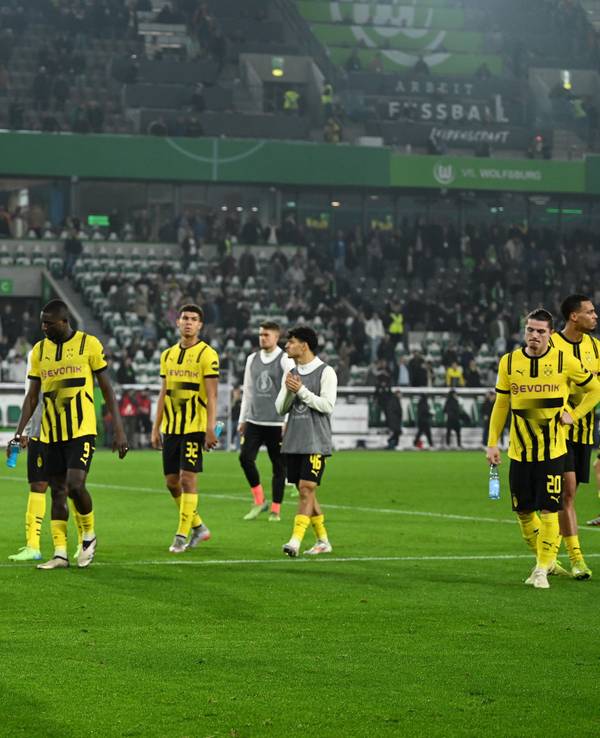 Die große Enttäuschung steht den BVB-Profis nach der Pokal-Niederlage in Wolfsburg ins Gesicht geschrieben.