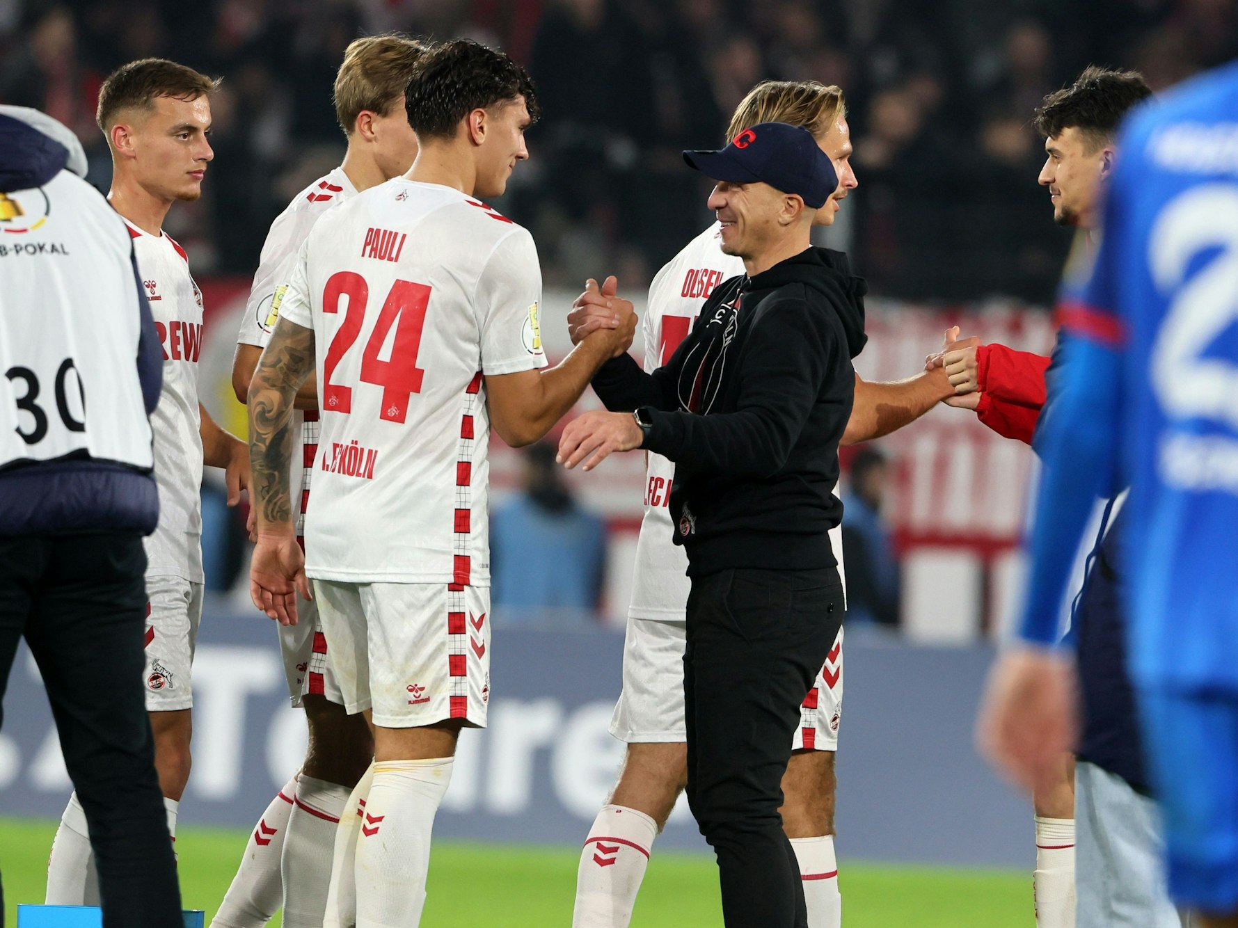 Julian Pauli und Gerhard Struber klatschen nach dem Kiel-Spiel ab.