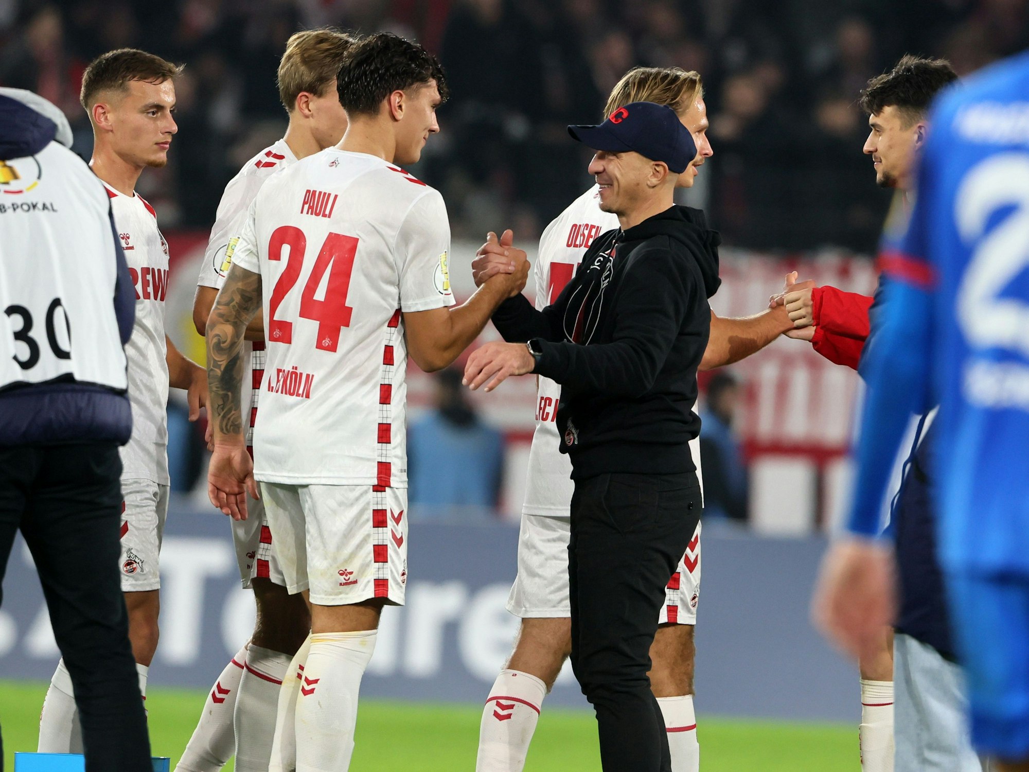 Julian Pauli und Gerhard Struber klatschen nach dem Kiel-Spiel ab.