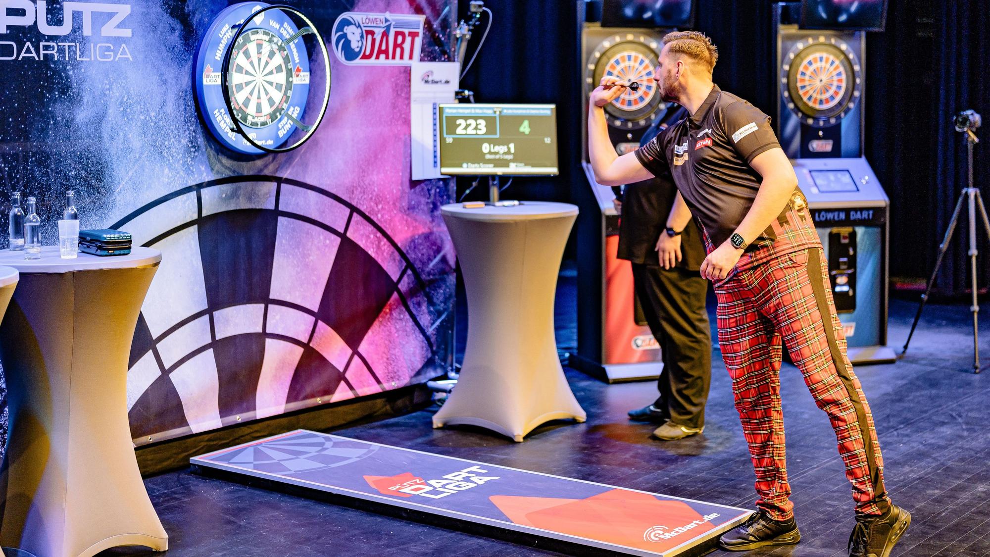 Florian Hempel wirft an der Dartsscheibe.