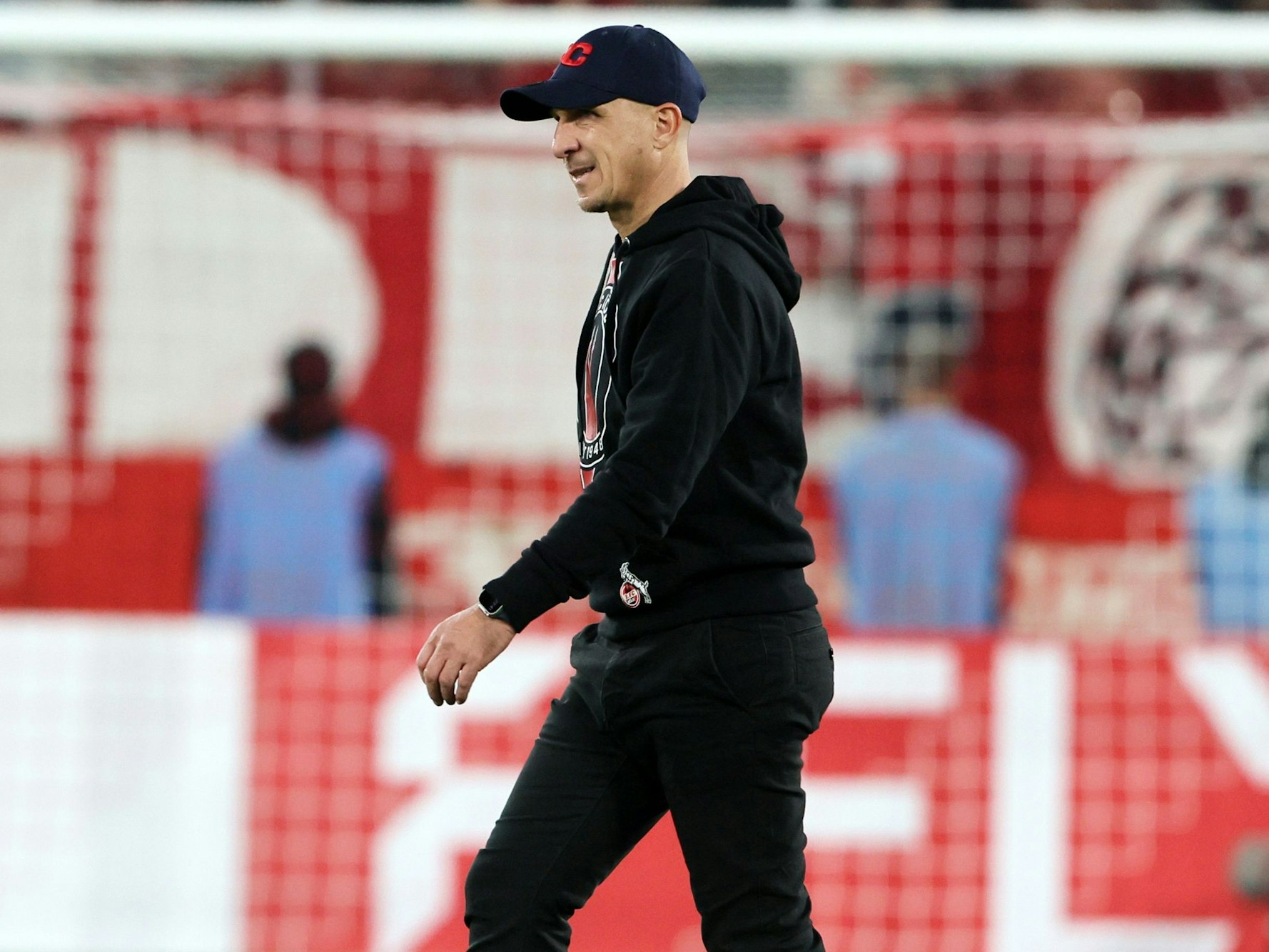 Gerhard Struber (1. FC Köln) geht durchs Rhein-Energie-Stadion.
