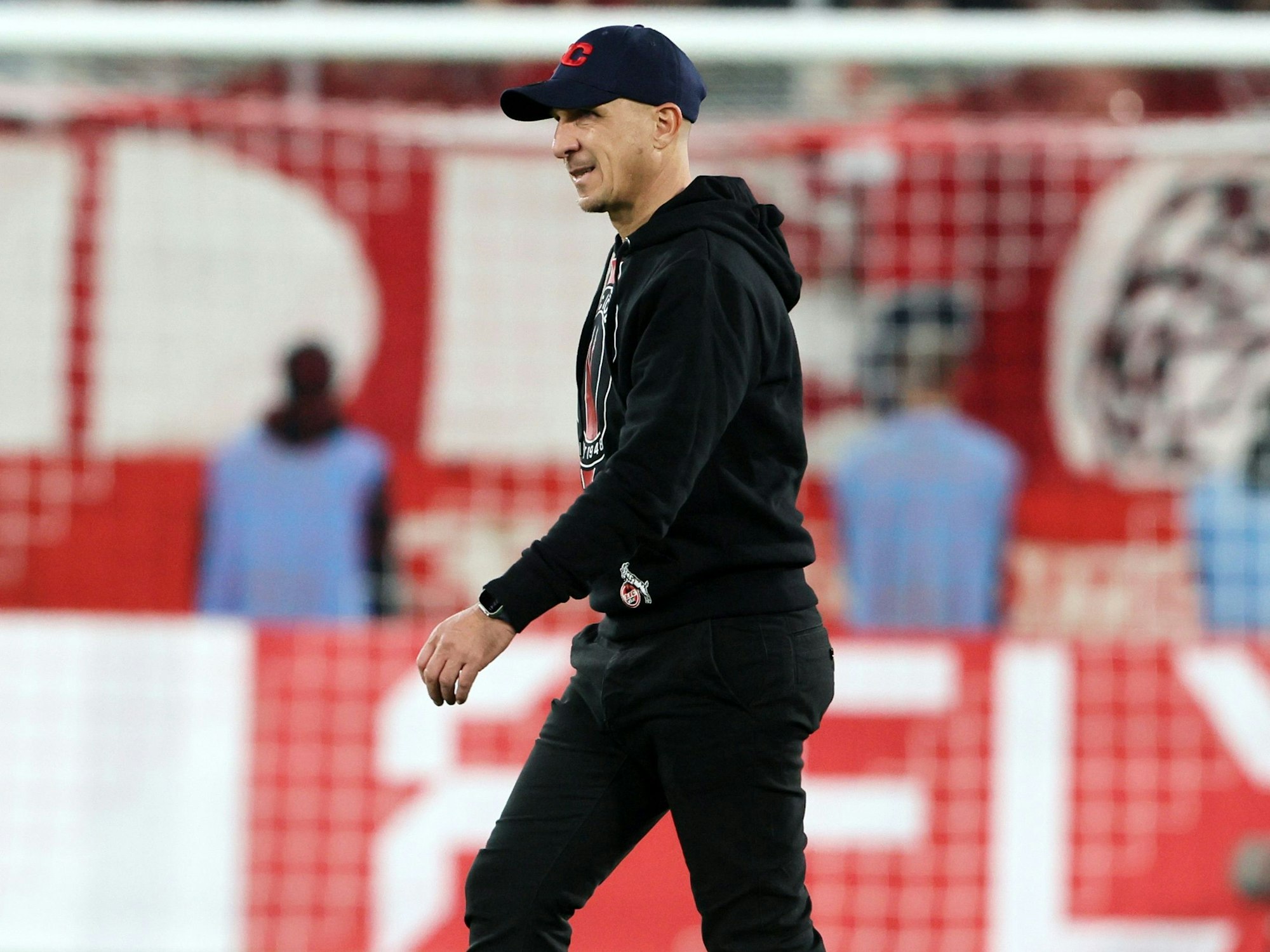 Gerhard Struber (1. FC Köln) geht durchs Rhein-Energie-Stadion.