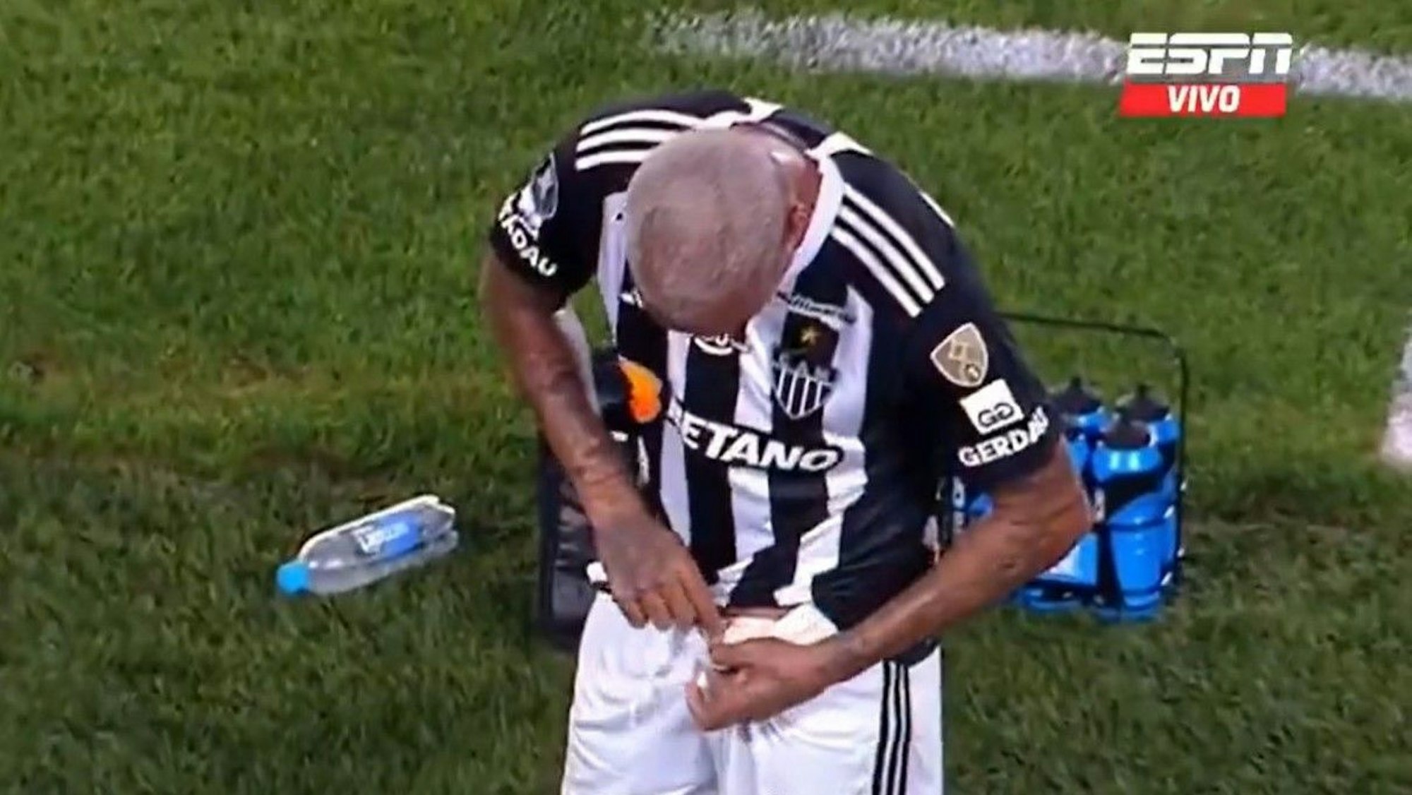 Deyverson greift sich bei einem Spiel in die Hose.