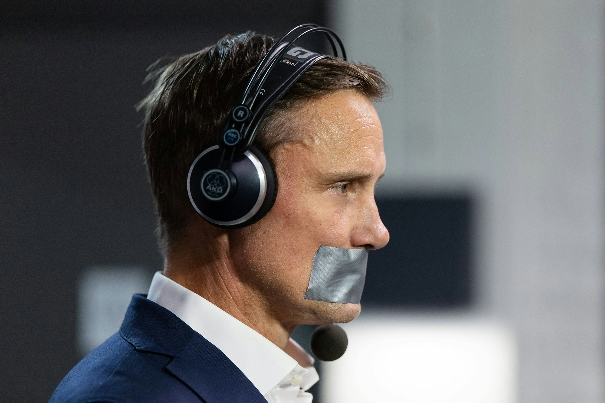 Roger Rönnberg erschien mit Klebeband über dem Mund zum TV-Interview.