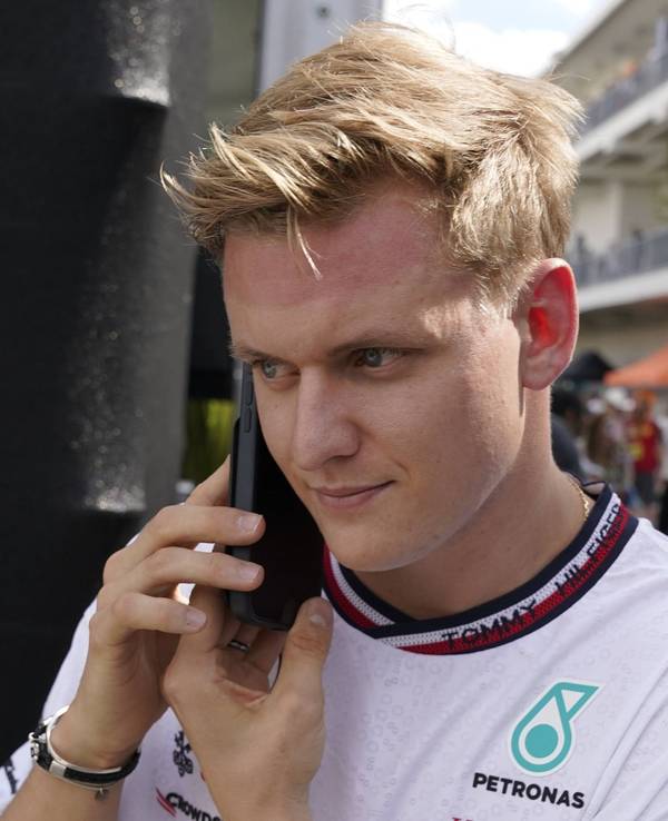 Mick Schumacher telefoniert in der Boxengasse der Formel 1.