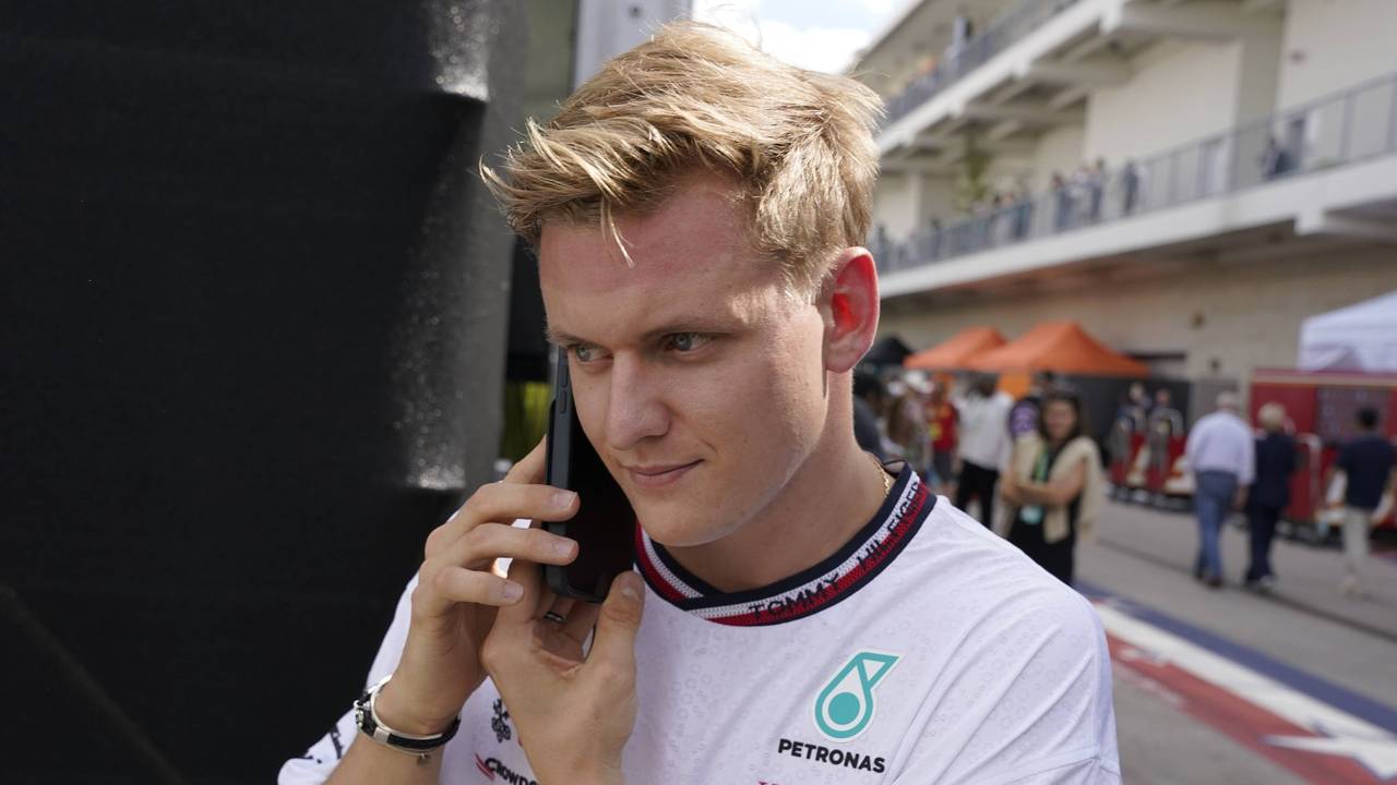 Mick Schumacher telefoniert in der Boxengasse der Formel 1.