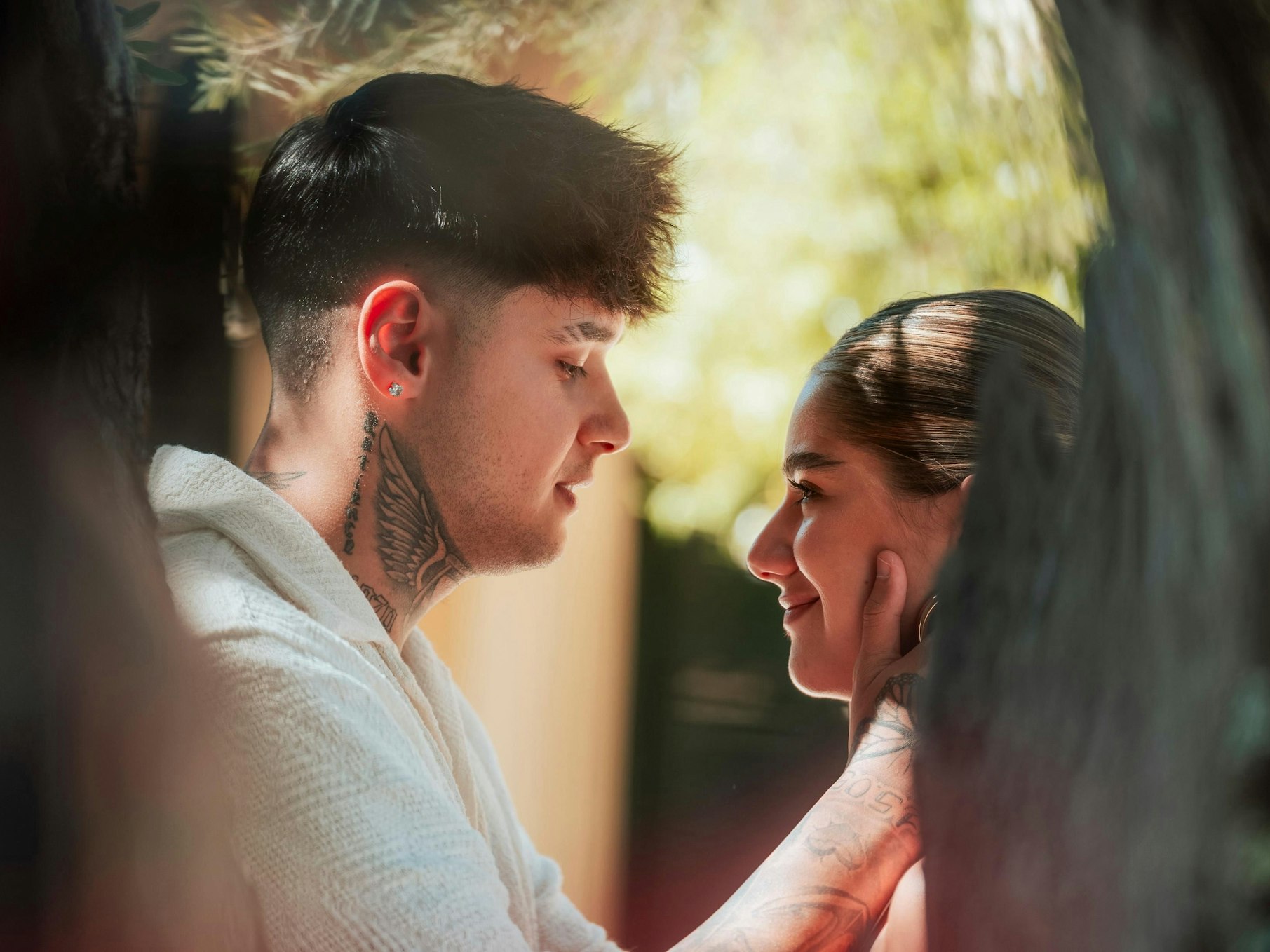 Auf diesem vom Fernsehsender RTL zur Verfügung gestellten Bild, stehen Influencerin Lisa-Marie Straube und ihr Freund, der Reality-TV-Teilnehmer Furkan „Akka“ Akkaya, zusammen unter einem Baum.