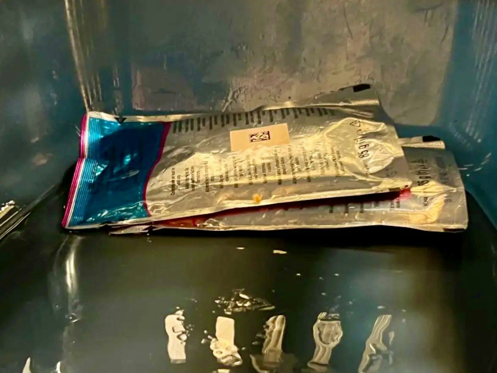 In der Transportbox lagen zwei verschlossene Packungen Katzenfutter, die im Urin der ausgesetzten Katze schwammen.