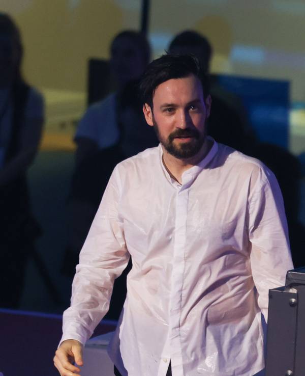 Der Moderator Jan Köppen beim Live-Show „RTL-Turmspringen“ nachdem er baden war.