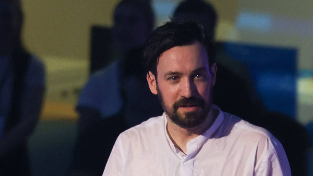 Der Moderator Jan Köppen beim Live-Show „RTL-Turmspringen“ nachdem er baden war.
