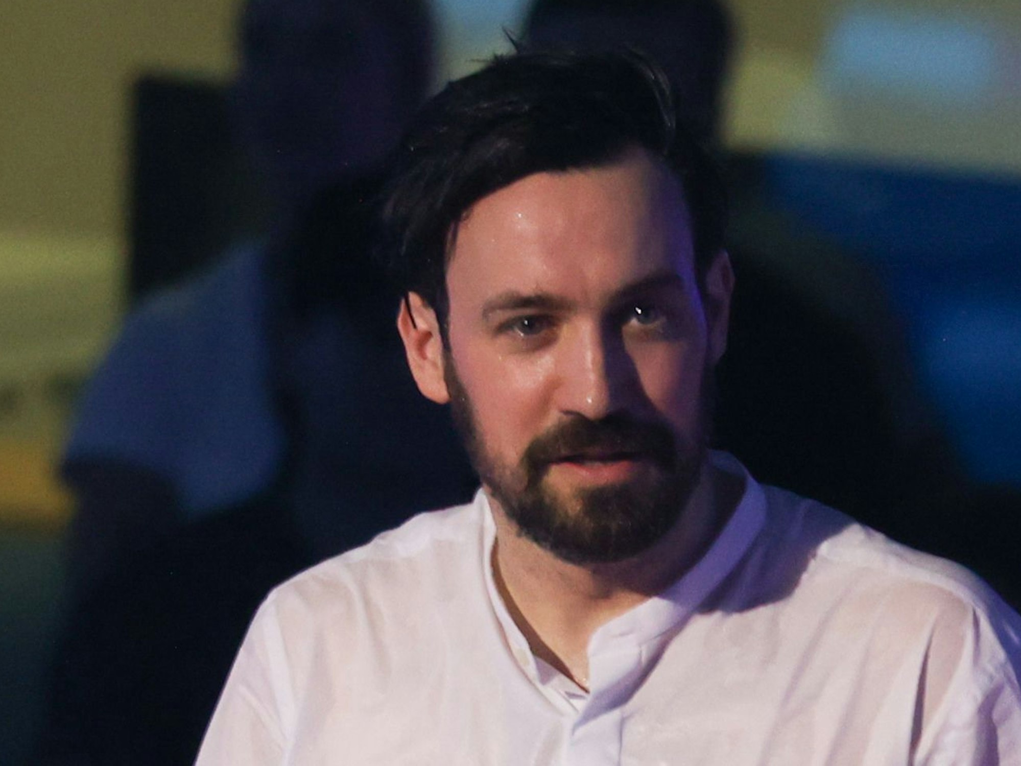 Der Moderator Jan Köppen beim Live-Show „RTL-Turmspringen“ nachdem er baden war.