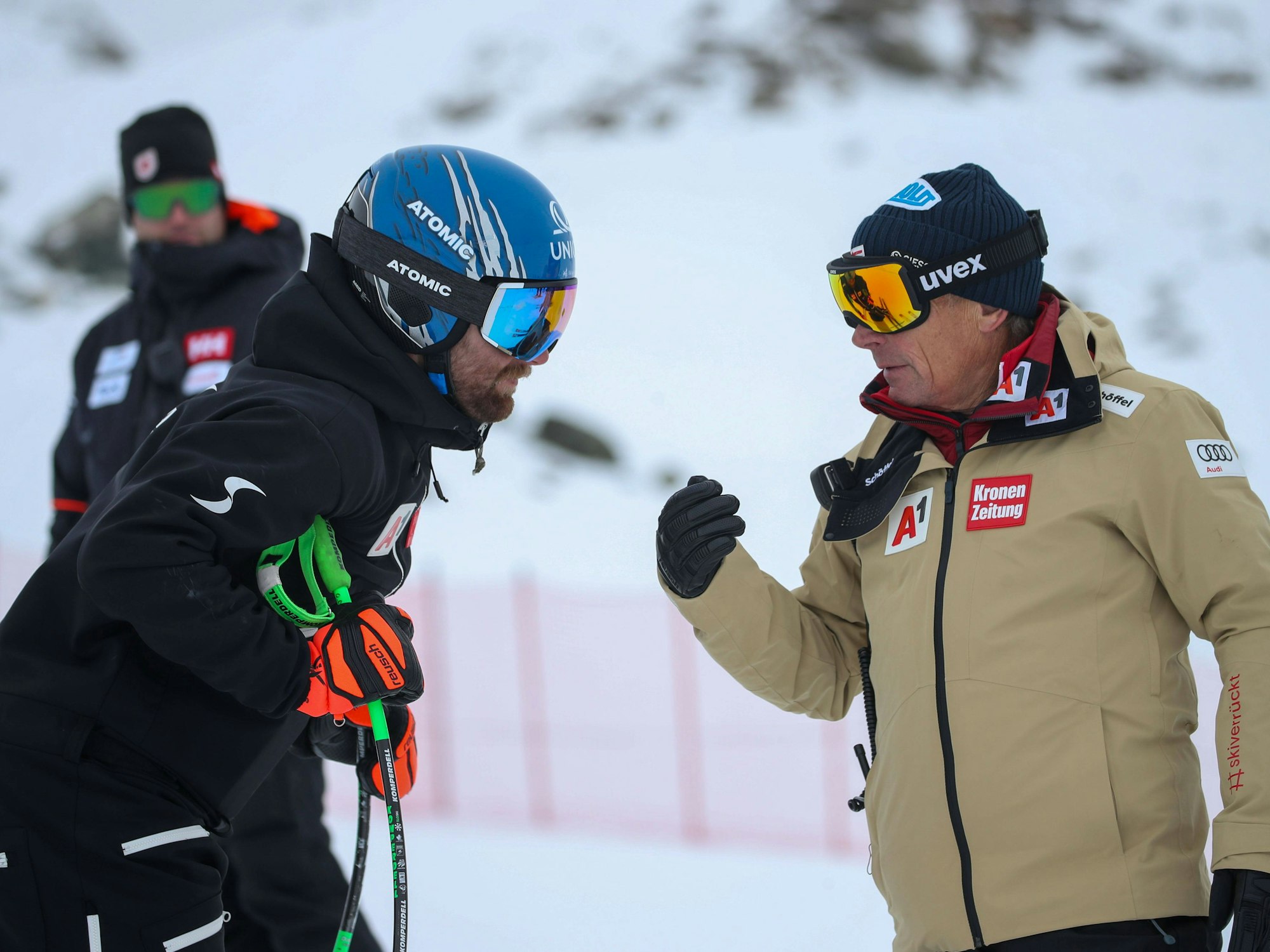 Sepp Brunner (l.) im Gespräch mit Marco Schwarz.