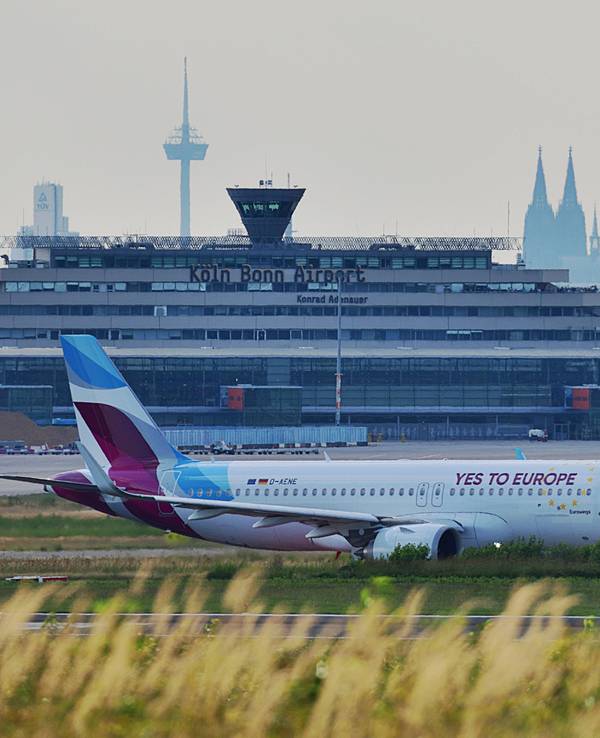 Eine Eurowings-Maschine steht auf der Landebahn.