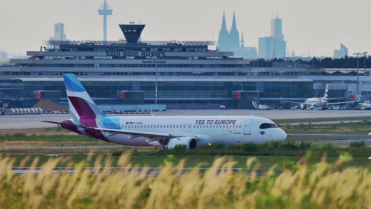 Eine Eurowings-Maschine steht auf der Landebahn.