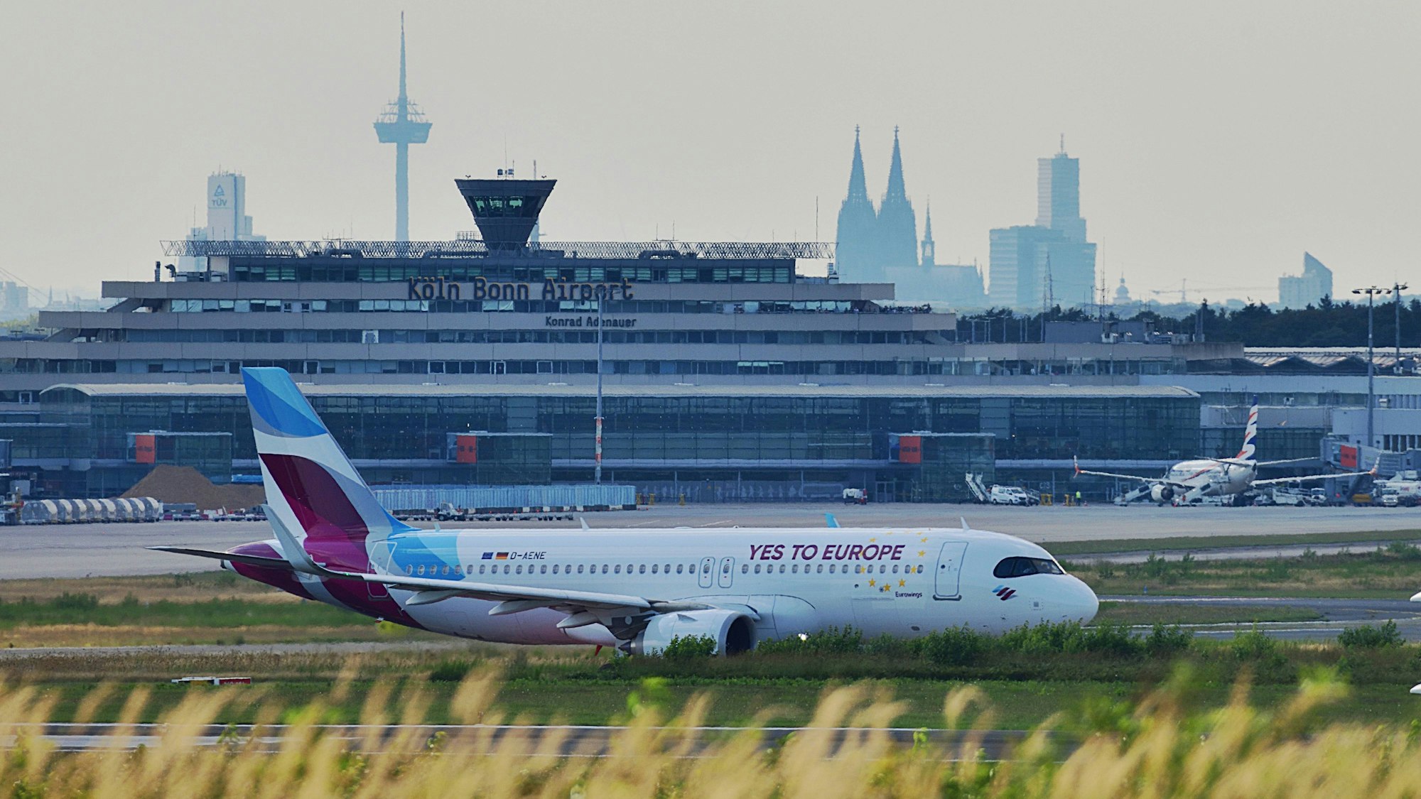 Eine Eurowings-Maschine am Flughafen Köln/Bonn auf dem Rollfeld.