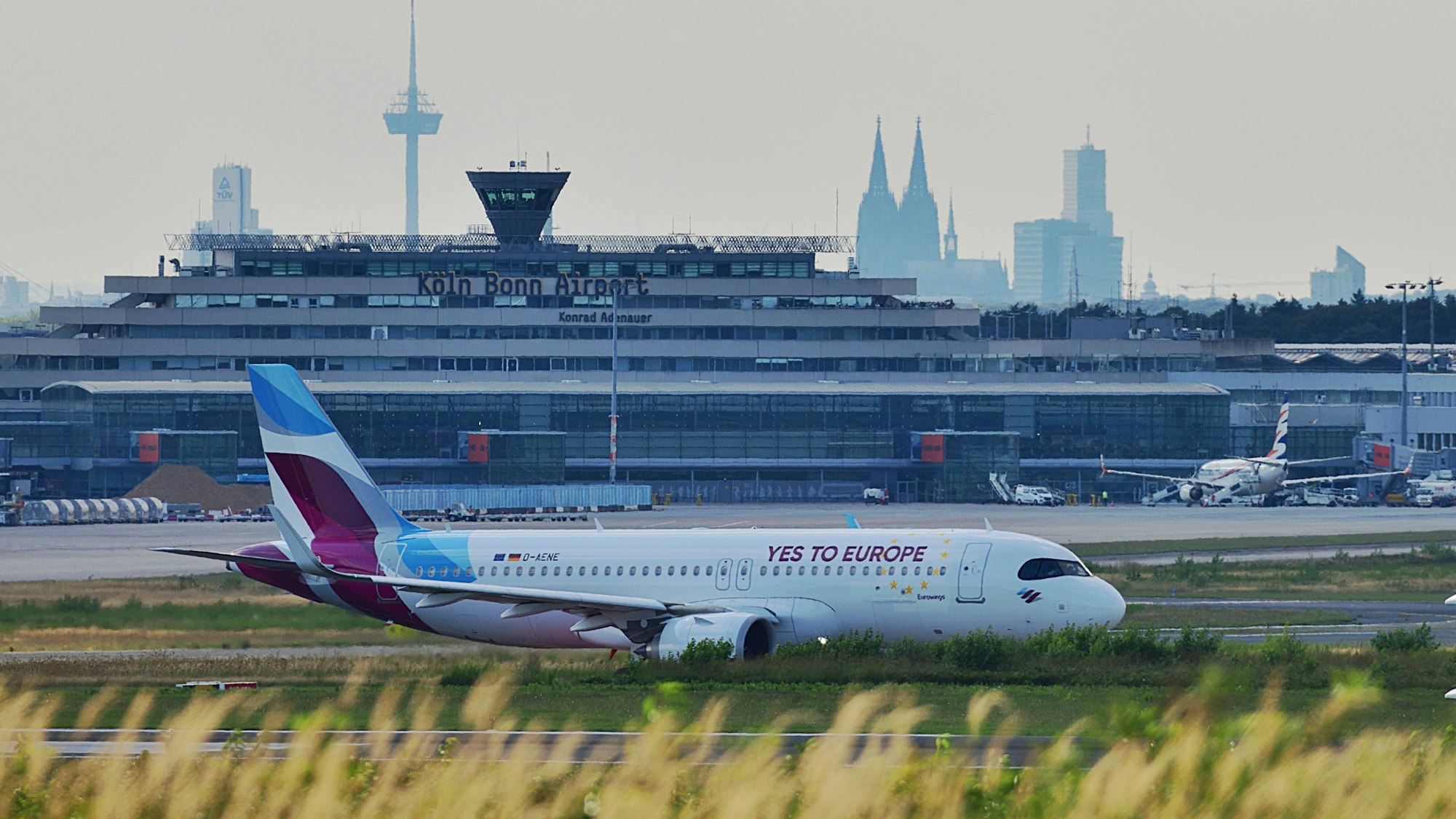 Eine Eurowings-Maschine steht auf der Landebahn.