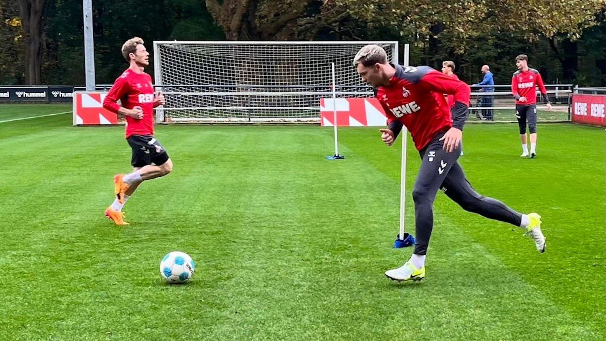 Florian Kainz und Luca Kilian nach dem Pokalspiel im FC-Training.