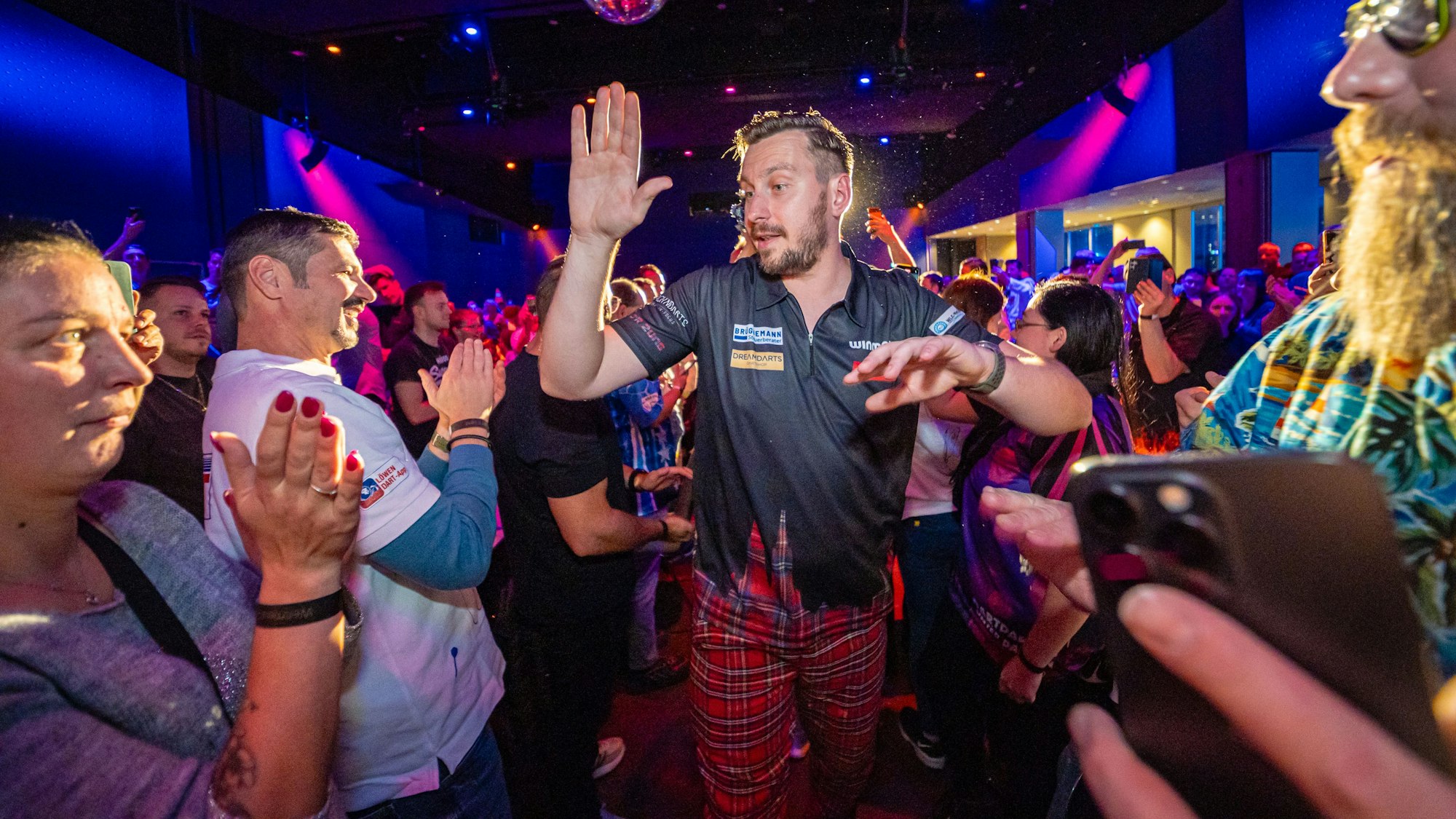 Florian Hempel lässt sich von den Fans feiern.