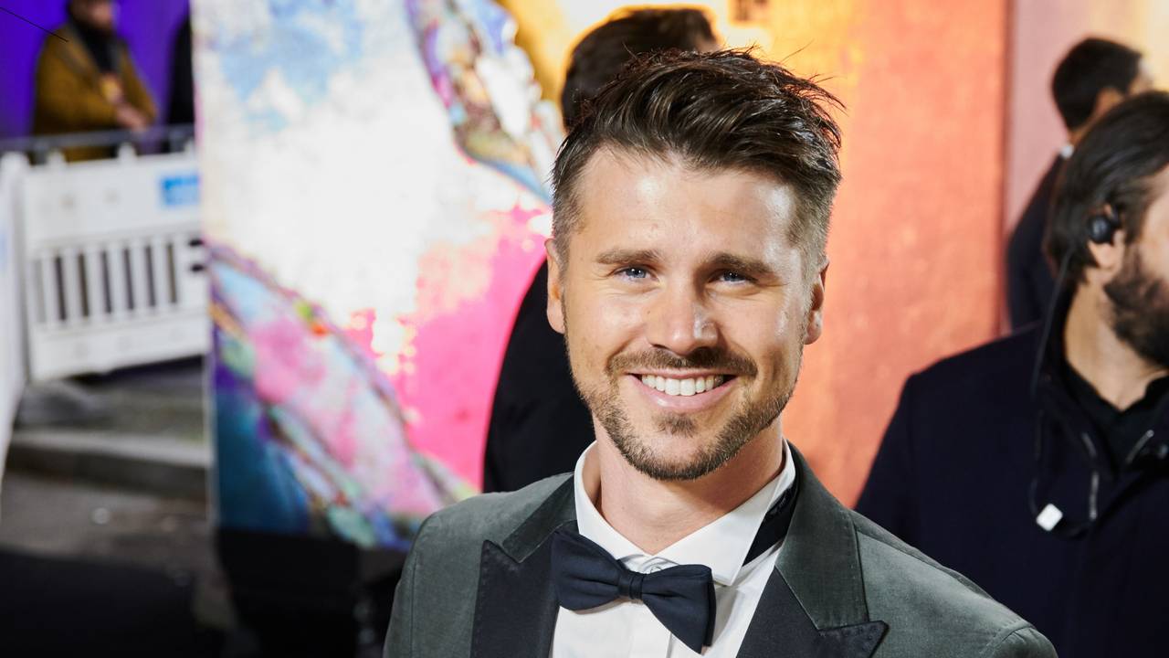Schauspieler Thore Schölermann kommt zur Gala mit Verleihung der „GQ Men of the Year Awards“ 2019.